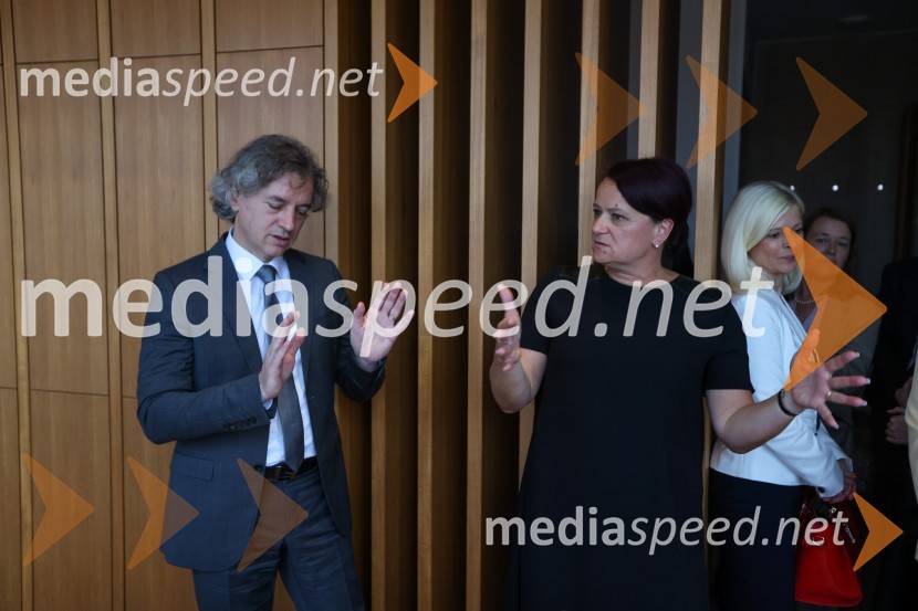 dr. Robert Golob, predsednik vlade RS; dr. Tanja Angleitner Sagadin, direktorica, VSGT Maribor;  Ksenija Klampfer, generalna sekretarka ministrice za digitalizacijoPredsednik vlade dr. Robert Golob na delovnem obisku v Mariboru