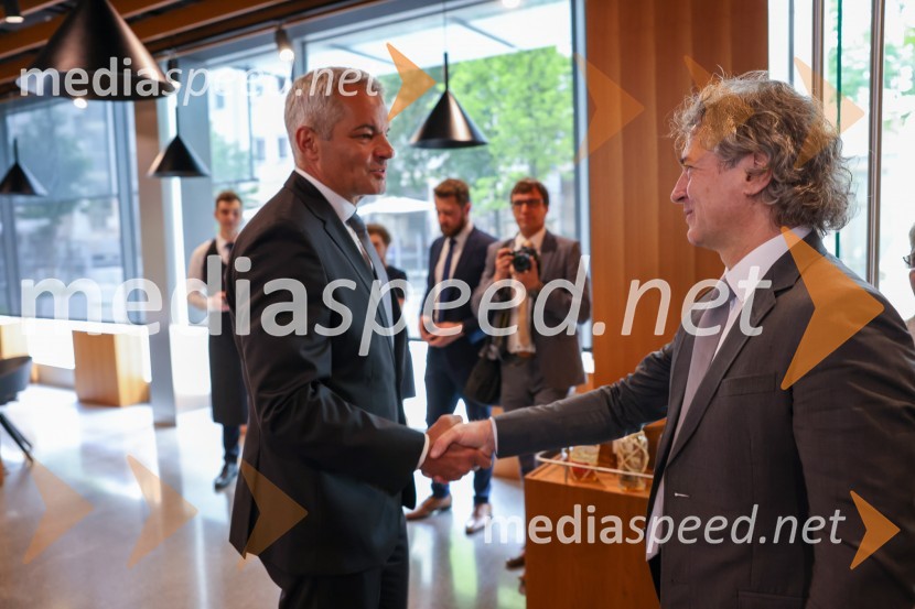  Aleksander Saša Arsenovič, župan, Mestna občina Maribor; dr. Robert Golob, predsednik vlade RSPredsednik vlade dr. Robert Golob na delovnem obisku v Mariboru