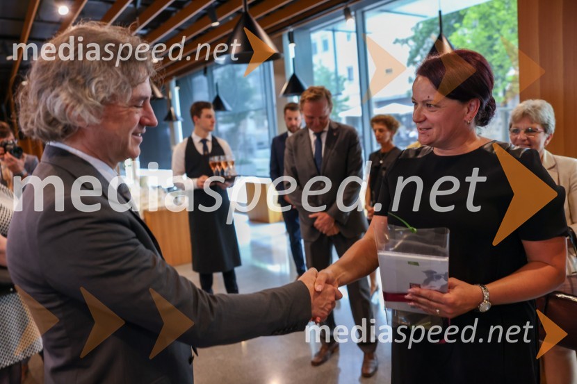 dr. Robert Golob, predsednik vlade RS; dr. Tanja Angleitner Sagadin, direktorica, VSGT MariborPredsednik vlade dr. Robert Golob na delovnem obisku v Mariboru