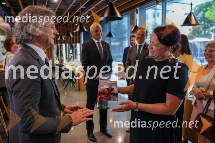 dr. Robert Golob, predsednik vlade RS; dr. Tanja Angleitner Sagadin, direktorica, VSGT MariborPredsednik vlade dr. Robert Golob na delovnem obisku v Mariboru