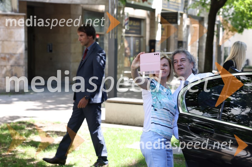  ... ; dr. Robert Golob, predsednik vlade RSPredsednik vlade dr. Robert Golob na delovnem obisku v Mariboru