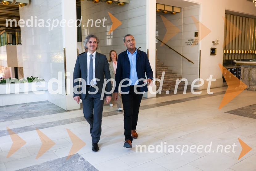 dr. Robert Golob, predsednik vlade RS;  Danilo Rošker, direktor SNG MariborPredsednik vlade dr. Robert Golob na delovnem obisku v Mariboru