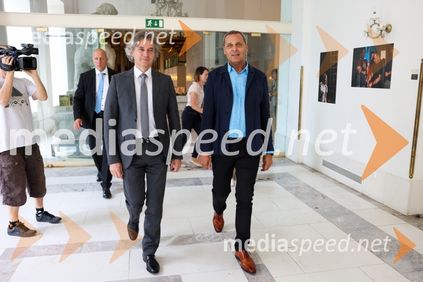 dr. Robert Golob, predsednik vlade RS;  Danilo Rošker, direktor SNG MariborPredsednik vlade dr. Robert Golob na delovnem obisku v Mariboru