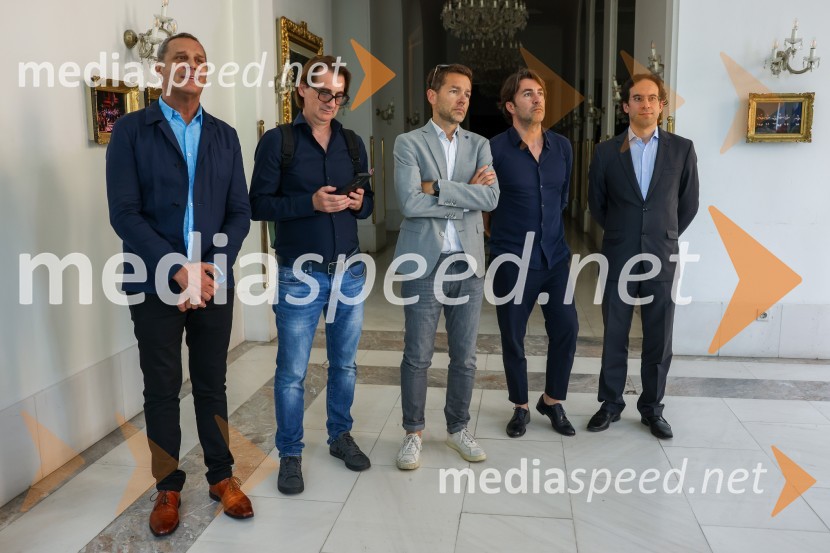  Danilo Rošker, direktor SNG Maribor;  Aleksandar  Popovski, režiser, umetniški direktor Drame SNG Maribor;  Aleš Novak, umetniški direktor Festival Borštnikovo srečanje;  Edward Clug, umetniški direktor, Balet SNG Maribor;  Simon Krečič, umetniški direktor Opere SNG MariborPredsednik vlade dr. Robert Golob na delovnem obisku v Mariboru