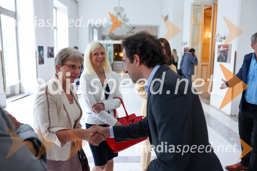  Irena Šinko, ministrica za kmetijstvo, gozdarstvo in prehrano;  Ksenija Klampfer, generalna sekretarka ministrice za digitalizacijo;  Simon Krečič, umetniški direktor Opere SNG MariborPredsednik vlade dr. Robert Golob na delovnem obisku v Mariboru