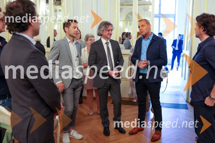  Simon Krečič, umetniški direktor Opere SNG Maribor;  Aleš Novak, umetniški direktor Festival Borštnikovo srečanje; dr. Robert Golob, predsednik vlade RS;  Danilo Rošker, direktor SNG Maribor;  Edward Clug, umetniški direktor, Balet SNG MariborPredsednik vlade dr. Robert Golob na delovnem obisku v Mariboru