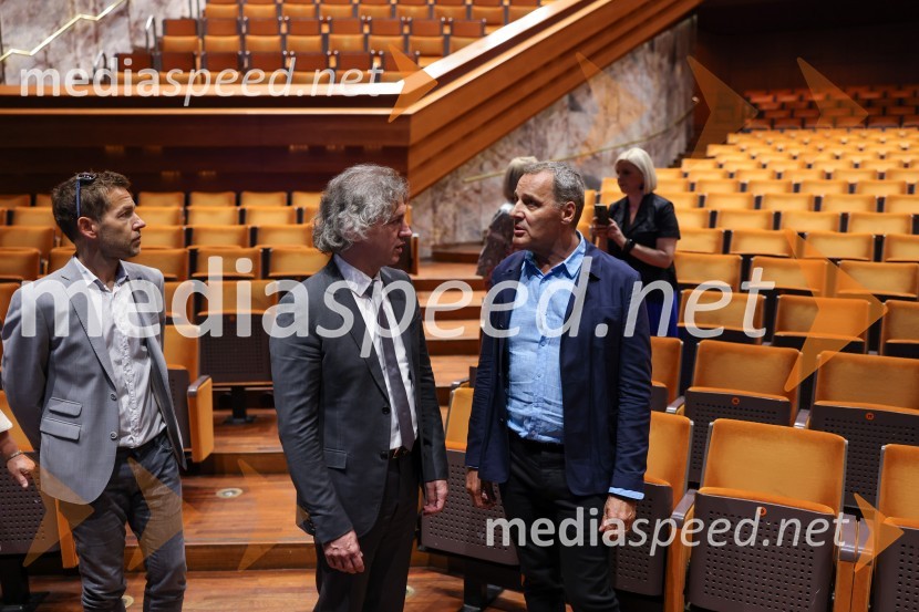  Aleš Novak, umetniški direktor Festival Borštnikovo srečanje; dr. Robert Golob, predsednik vlade RS;  Danilo Rošker, direktor SNG MariborPredsednik vlade dr. Robert Golob na delovnem obisku v Mariboru