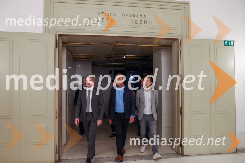 dr. Robert Golob, predsednik vlade RS;  Danilo Rošker, direktor SNG Maribor;  Aleš Novak, umetniški direktor Festival Borštnikovo srečanjePredsednik vlade dr. Robert Golob na delovnem obisku v Mariboru