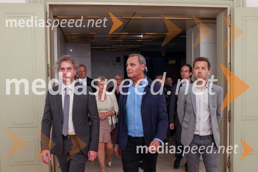 dr. Robert Golob, predsednik vlade RS;  Danilo Rošker, direktor SNG Maribor;  Aleš Novak, umetniški direktor Festival Borštnikovo srečanjePredsednik vlade dr. Robert Golob na delovnem obisku v Mariboru