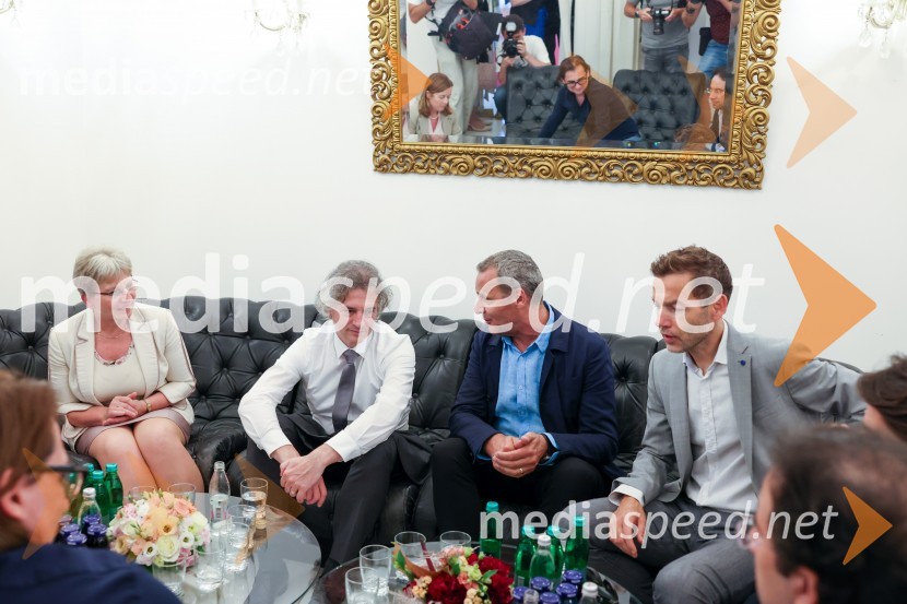  Irena Šinko, ministrica za kmetijstvo, gozdarstvo in prehrano; dr. Robert Golob, predsednik vlade RS;  Danilo Rošker, direktor SNG Maribor;  Aleš Novak, umetniški direktor Festival Borštnikovo srečanjePredsednik vlade dr. Robert Golob na delovnem obisku v Mariboru