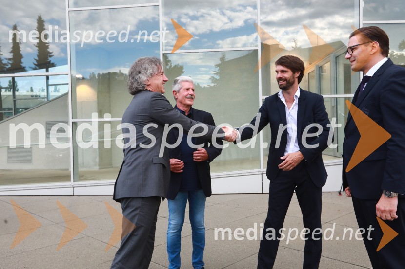 dr. Robert Golob, predsednik vlade RS;  Drago Cotar, nekdanji direktor Zavarovalnega združenja, predsednik NK Maribor in nekdanji član organizacijskega odbora Zlate lisice;  Marko Šuler, direktor, NK Maribor;  Stipe Jerić, direktor MariboxPredsednik vlade dr. Robert Golob na delovnem obisku v Mariboru