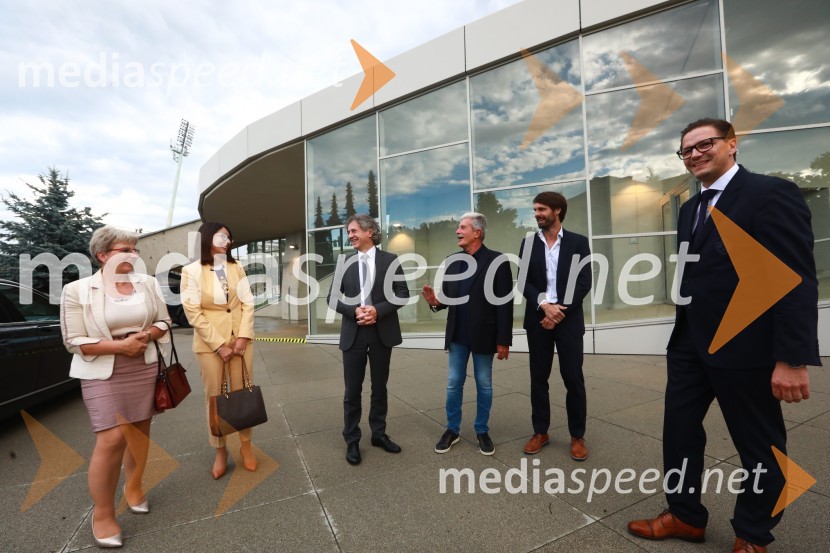  Irena Šinko, ministrica za kmetijstvo, gozdarstvo in prehrano;  Emilija Stojmenova Duh, ministrica za digitalno preobrazbo; dr. Robert Golob, predsednik vlade RS;  Drago Cotar, nekdanji direktor Zavarovalnega združenja, predsednik NK Maribor in nekdanji član organizacijskega odbora Zlate lisice;  Marko Šuler, direktor, NK Maribor;  Stipe Jerić, direktor MariboxPredsednik vlade dr. Robert Golob na delovnem obisku v Mariboru