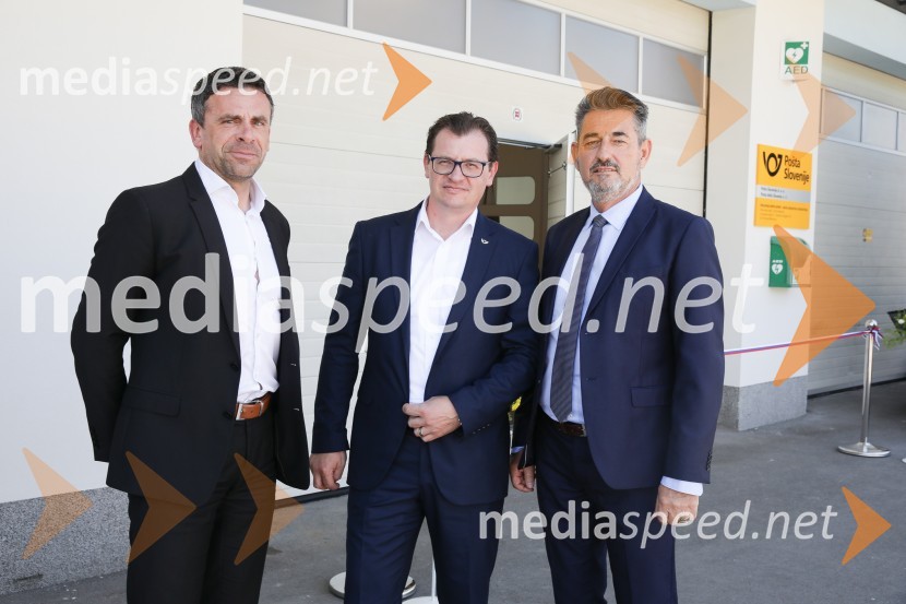  Uroš  Fonovič, Pošta Slovenije;  Gregor Korene, Pošta Slovenije;  Damjan Lah, direktor Poslovne enote Pošte Slovenije v KopruOdprtje nove enote Pošte Slovenije v Portorožu