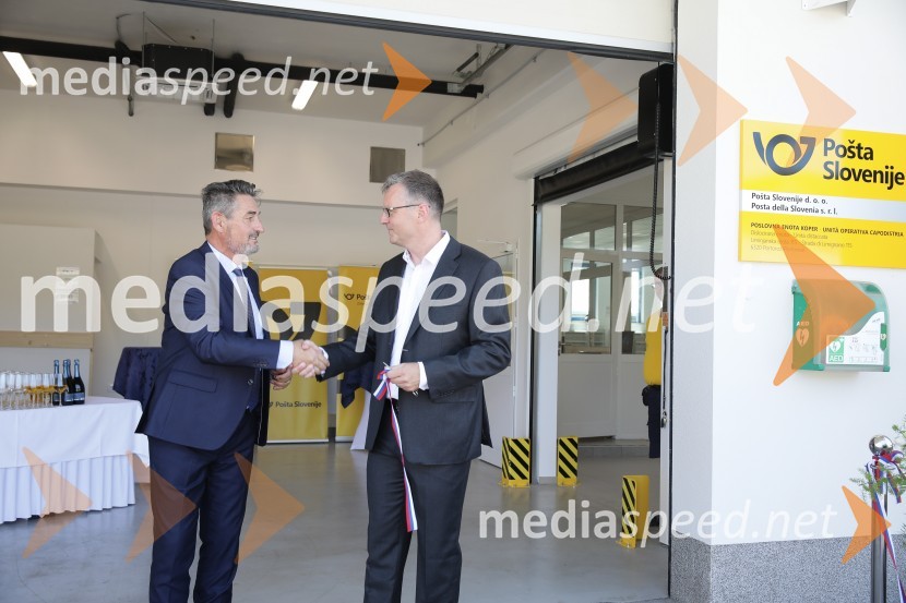  Damjan Lah, direktor Poslovne enote Pošte Slovenije v Kopru;  Andrej Plajnšek, vodja pošte 6320 PortorožOdprtje nove enote Pošte Slovenije v Portorožu