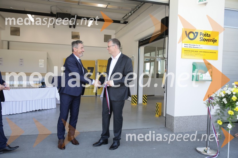  Damjan Lah, direktor Poslovne enote Pošte Slovenije v Kopru;  Andrej Plajnšek, vodja pošte 6320 PortorožOdprtje nove enote Pošte Slovenije v Portorožu