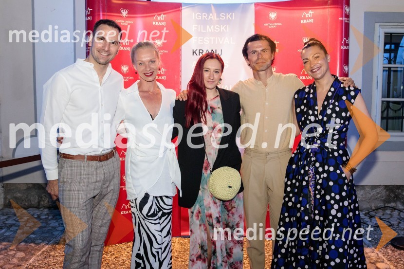  Matevž Česen, poklicni plesalec, koreograf, trener športnega plesa, plesni sodnik ;  Rosana Hribar, plesalka, predstojnica sodobne katedre Akademije za ples;  Nastja Bremec Rynia, koreografinja, MN dance Company;  Michal Rynia, koreograf, MN dance Company;  ... Filmski festival Krafft 2022, otvoritev