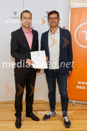  Jure Valjavec, T-2;  Matjaž Rakovec, župan Mestne občine KranjNovinarska konferenca MO Kranj ob podpisu pogodbe za vzpostavitev digitalne platforme