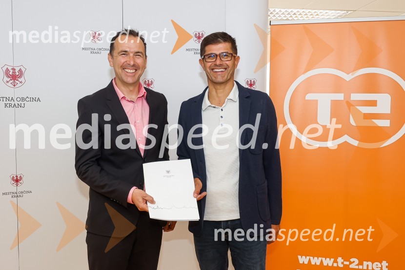  Jure Valjavec, T-2;  Matjaž Rakovec, župan Mestne občine KranjNovinarska konferenca MO Kranj ob podpisu pogodbe za vzpostavitev digitalne platforme