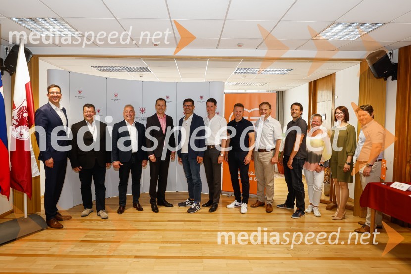  ... ;  ... ;  ... ;  Jure Valjavec, T-2;  Matjaž Rakovec, župan Mestne občine Kranj;  ... ;  ... ;  ... ;  ... ;  ... ;  ... ;  ... Novinarska konferenca MO Kranj ob podpisu pogodbe za vzpostavitev digitalne platforme