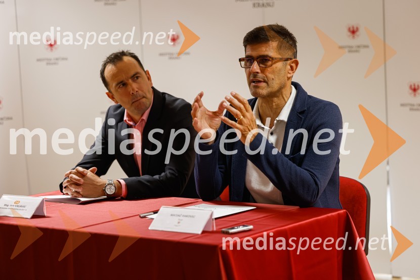  Jure Valjavec, T-2;  Matjaž Rakovec, župan Mestne občine KranjNovinarska konferenca MO Kranj ob podpisu pogodbe za vzpostavitev digitalne platforme