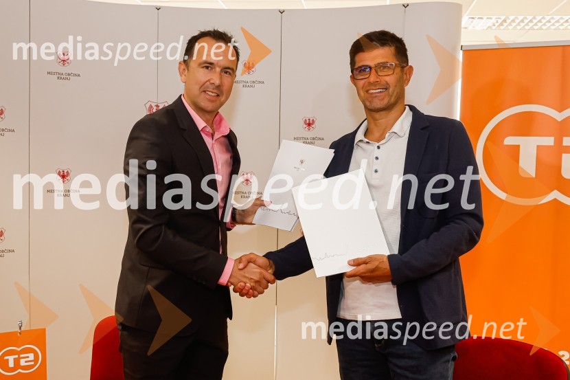 Jure Valjavec, T-2;  Matjaž Rakovec, župan Mestne občine KranjNovinarska konferenca MO Kranj ob podpisu pogodbe za vzpostavitev digitalne platforme