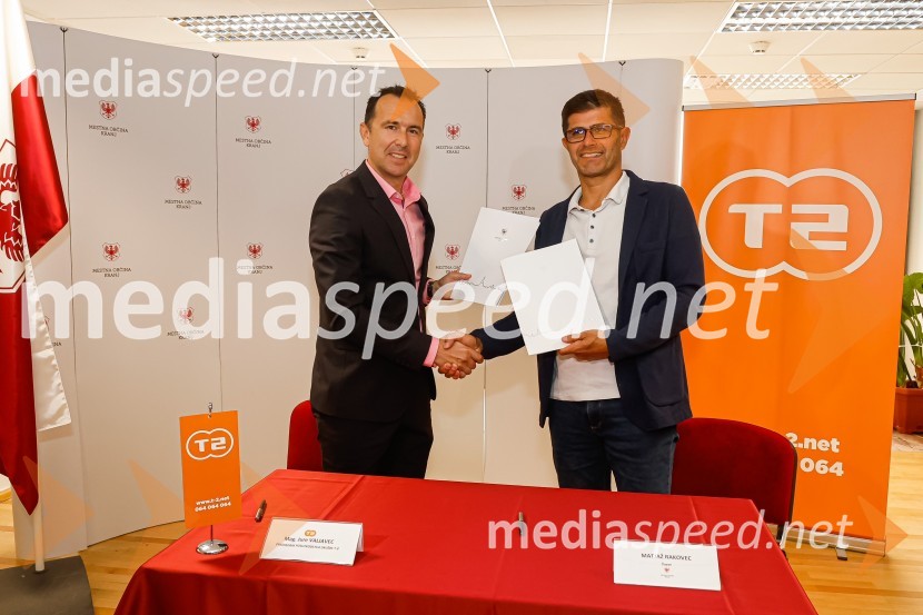  Jure Valjavec, T-2;  Matjaž Rakovec, župan Mestne občine KranjNovinarska konferenca MO Kranj ob podpisu pogodbe za vzpostavitev digitalne platforme
