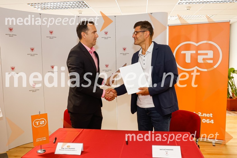  Jure Valjavec, T-2;  Matjaž Rakovec, župan Mestne občine KranjNovinarska konferenca MO Kranj ob podpisu pogodbe za vzpostavitev digitalne platforme