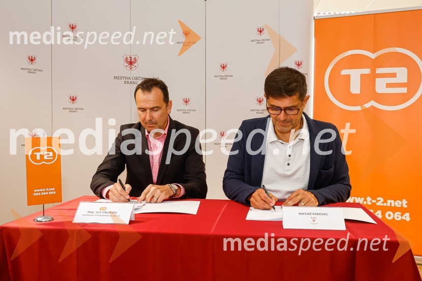  Jure Valjavec, T-2;  Matjaž Rakovec, župan Mestne občine KranjNovinarska konferenca MO Kranj ob podpisu pogodbe za vzpostavitev digitalne platforme