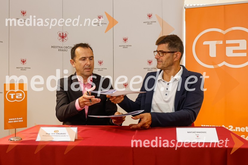  Jure Valjavec, T-2;  Matjaž Rakovec, župan Mestne občine KranjNovinarska konferenca MO Kranj ob podpisu pogodbe za vzpostavitev digitalne platforme