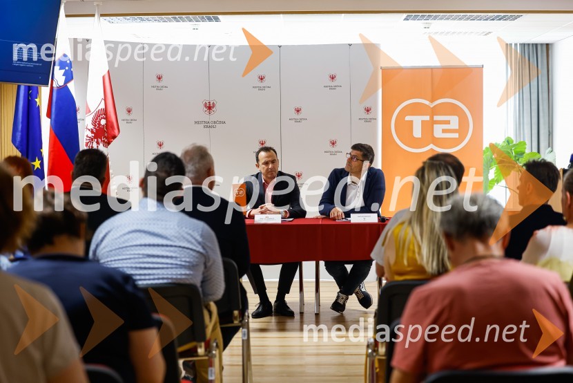  Jure Valjavec, T-2;  Matjaž Rakovec, župan Mestne občine KranjNovinarska konferenca MO Kranj ob podpisu pogodbe za vzpostavitev digitalne platforme