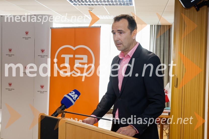  Jure Valjavec, T-2Novinarska konferenca MO Kranj ob podpisu pogodbe za vzpostavitev digitalne platforme