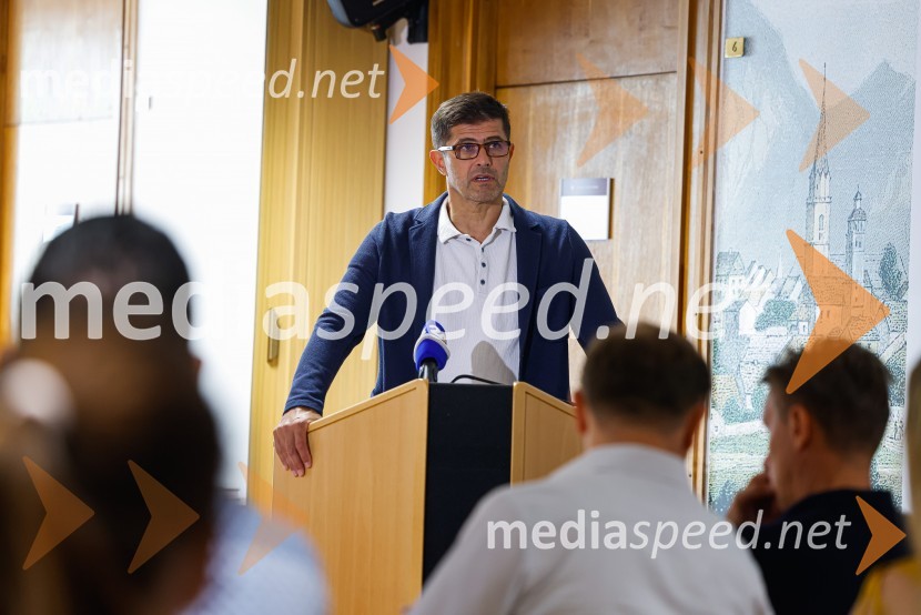  Matjaž Rakovec, župan Mestne občine KranjNovinarska konferenca MO Kranj ob podpisu pogodbe za vzpostavitev digitalne platforme