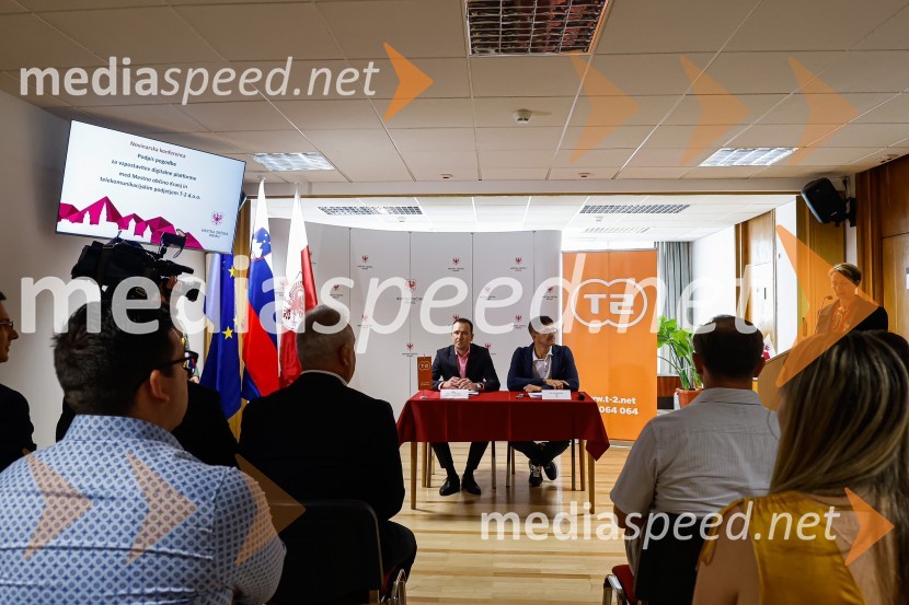  Jure Valjavec, T-2;  Matjaž Rakovec, župan Mestne občine KranjNovinarska konferenca MO Kranj ob podpisu pogodbe za vzpostavitev digitalne platforme