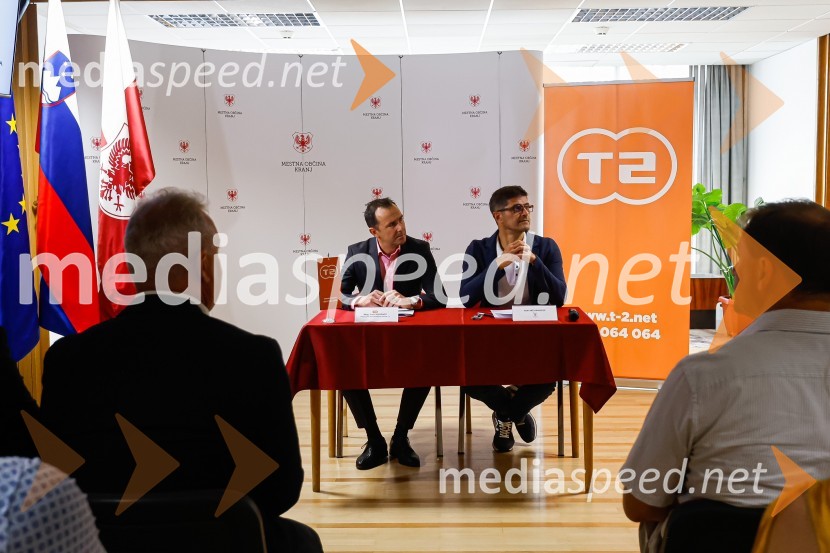  Jure Valjavec, T-2;  Matjaž Rakovec, župan Mestne občine KranjNovinarska konferenca MO Kranj ob podpisu pogodbe za vzpostavitev digitalne platforme