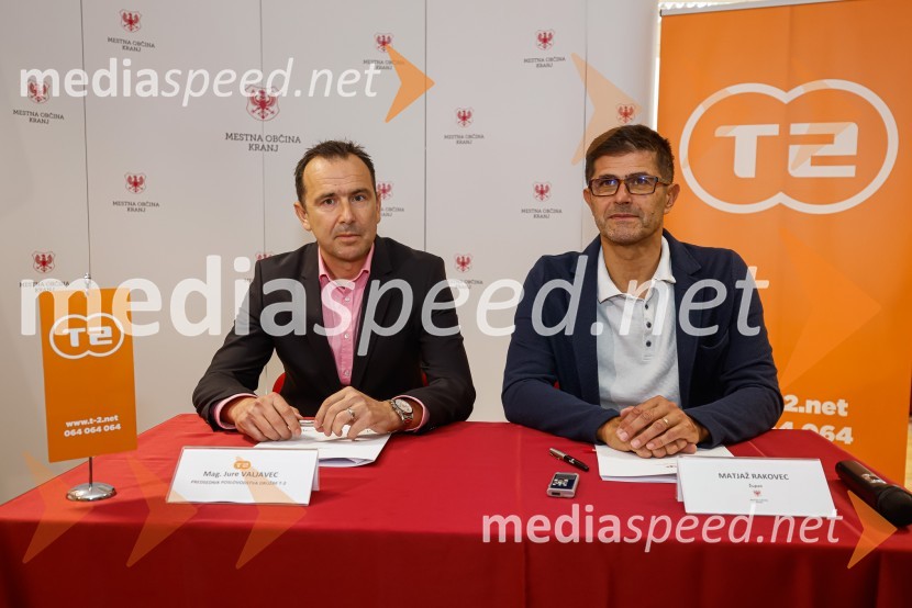 Jure Valjavec, T-2;  Matjaž Rakovec, župan Mestne občine KranjNovinarska konferenca MO Kranj ob podpisu pogodbe za vzpostavitev digitalne platforme