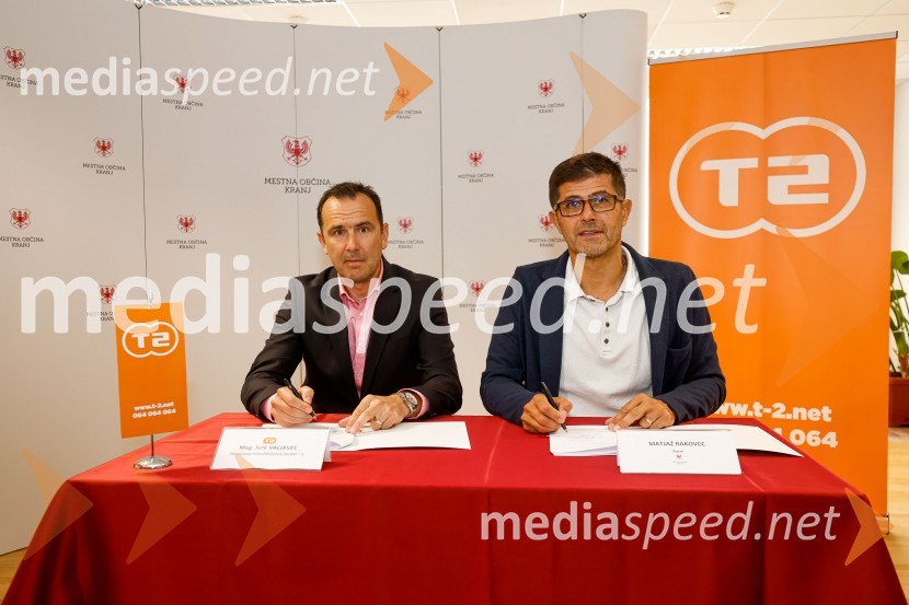  Jure Valjavec, T-2;  Matjaž Rakovec, župan Mestne občine KranjNovinarska konferenca MO Kranj ob podpisu pogodbe za vzpostavitev digitalne platforme