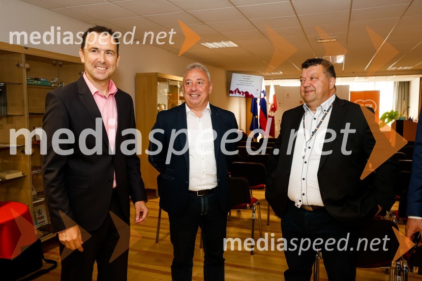  Jure Valjavec, T-2;  ... ;  ... Novinarska konferenca MO Kranj ob podpisu pogodbe za vzpostavitev digitalne platforme