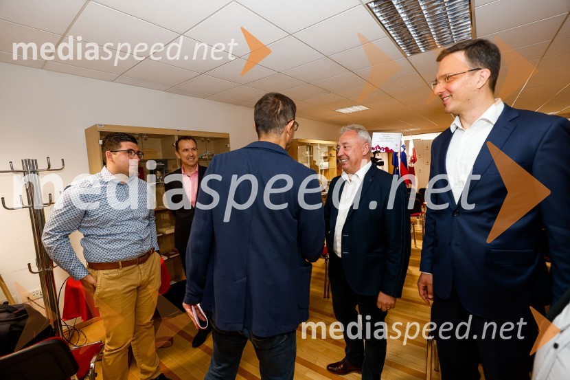  ... ;  Jure Valjavec, T-2;  Matjaž Rakovec, župan Mestne občine Kranj;  ... ;  ... Novinarska konferenca MO Kranj ob podpisu pogodbe za vzpostavitev digitalne platforme