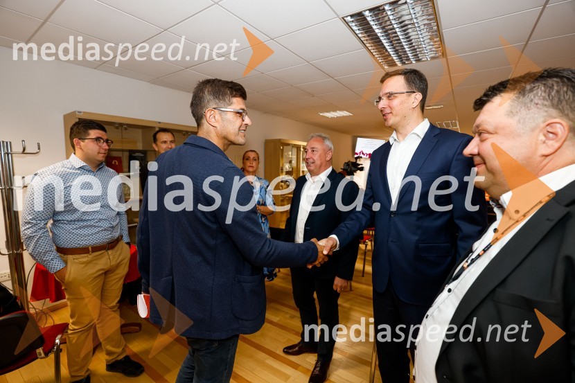  Matjaž Rakovec, župan Mestne občine Kranj;  ... ;  ... Novinarska konferenca MO Kranj ob podpisu pogodbe za vzpostavitev digitalne platforme