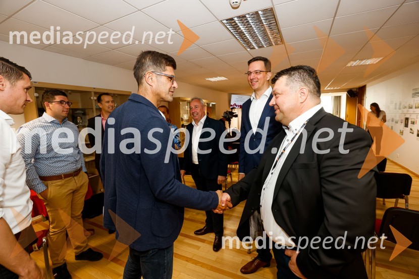  Matjaž Rakovec, župan Mestne občine Kranj;  ... Novinarska konferenca MO Kranj ob podpisu pogodbe za vzpostavitev digitalne platforme