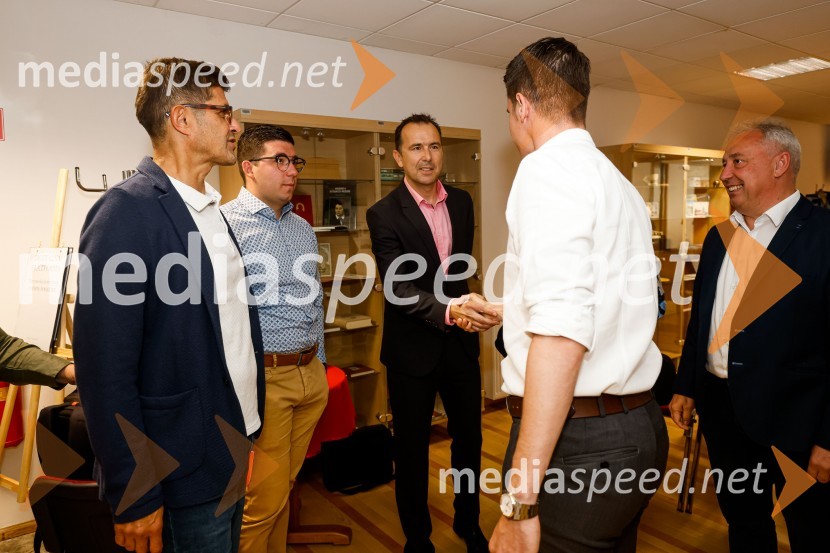  Matjaž Rakovec, župan Mestne občine Kranj;  ... ;  Jure Valjavec, T-2;  ... ;  ... Novinarska konferenca MO Kranj ob podpisu pogodbe za vzpostavitev digitalne platforme