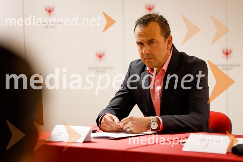  Jure Valjavec, T-2Novinarska konferenca MO Kranj ob podpisu pogodbe za vzpostavitev digitalne platforme