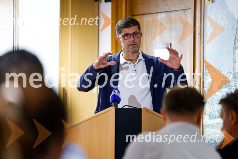  Matjaž Rakovec, župan Mestne občine KranjNovinarska konferenca MO Kranj ob podpisu pogodbe za vzpostavitev digitalne platforme