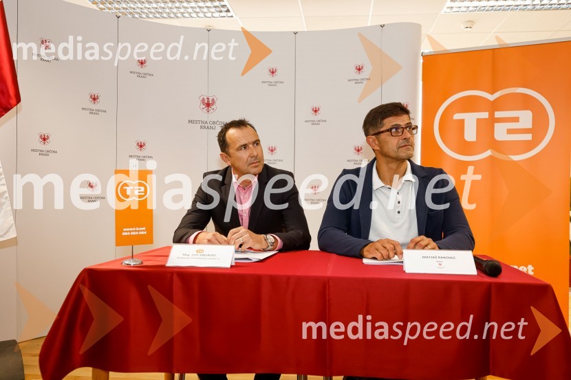  Jure Valjavec, T-2;  Matjaž Rakovec, župan Mestne občine KranjNovinarska konferenca MO Kranj ob podpisu pogodbe za vzpostavitev digitalne platforme