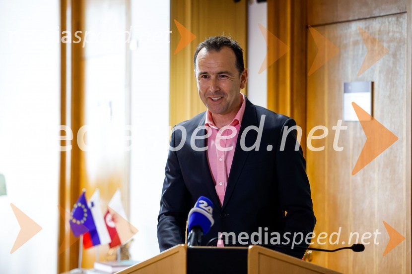  Jure Valjavec, T-2Novinarska konferenca MO Kranj ob podpisu pogodbe za vzpostavitev digitalne platforme