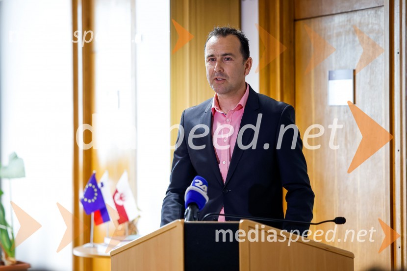  Jure Valjavec, T-2Novinarska konferenca MO Kranj ob podpisu pogodbe za vzpostavitev digitalne platforme