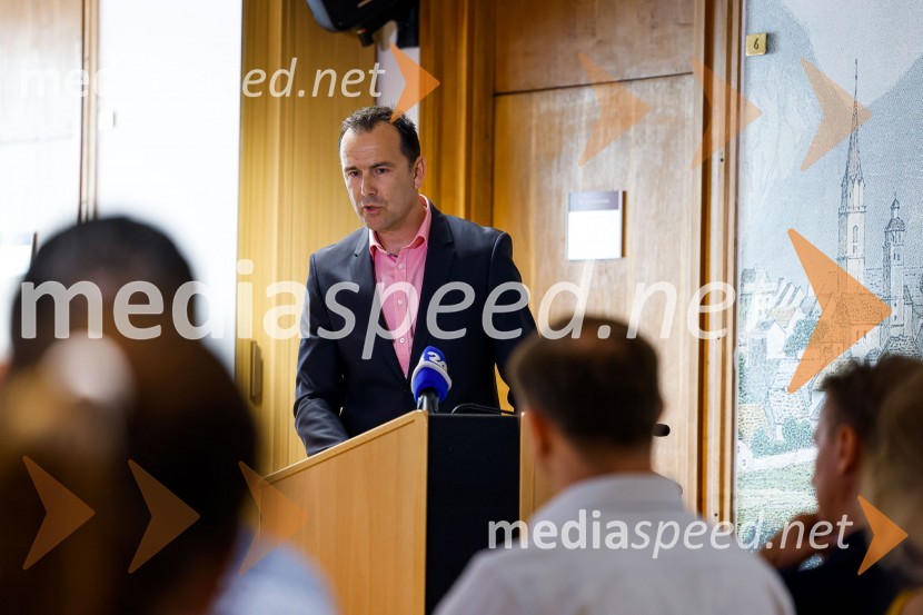  Jure Valjavec, T-2Novinarska konferenca MO Kranj ob podpisu pogodbe za vzpostavitev digitalne platforme