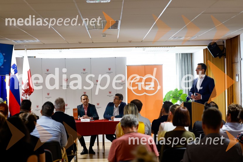  Jure Valjavec, T-2;  Matjaž Rakovec, župan Mestne občine Kranj;  ... Novinarska konferenca MO Kranj ob podpisu pogodbe za vzpostavitev digitalne platforme