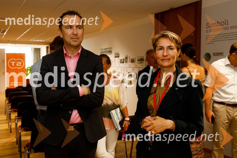  Jure Valjavec, T-2;  ... Novinarska konferenca MO Kranj ob podpisu pogodbe za vzpostavitev digitalne platforme