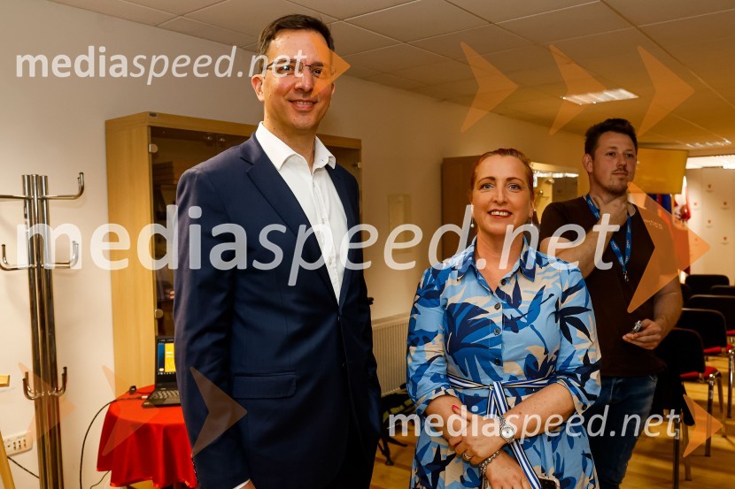 Novinarska konferenca MO Kranj ob podpisu pogodbe za vzpostavitev digitalne platforme